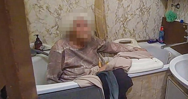 Seniorka z Plzně zůstal zaklíněná ve vaně celý den, strážníky zalarmoval soused, který slyšel její volání o pomoc. Seniorka z Plzně zůstal zaklíněná ve vaně celý den, strážníky zalarmoval soused, který slyšel její volání o pomoc.