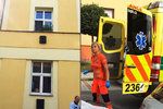 Muž vyskočil z okna poté, co v Plzni vymlátil byt.