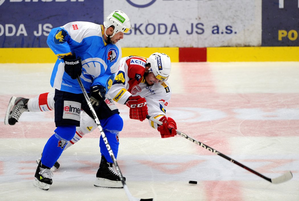 Plzeňský Martin Straka v souboji s Michalem Kempným.