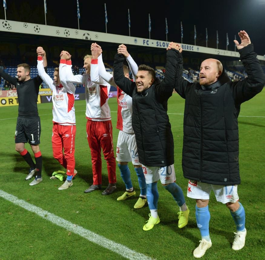 Kompletní Slavia. Pro vyslance z Edenu je vítězná děkovačka oblíbeným rituálem