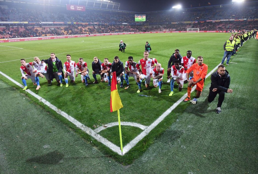 Kompletní Slavia. Pro vyslance z Edenu je vítězná děkovačka oblíbeným rituálem