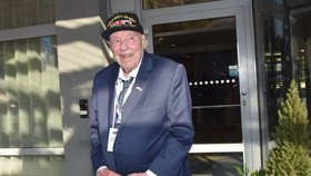 Hořká dohra návštěvy veterána (99) v Plzni: Na letenku si půjčil… Jídlo si musel platit sám!