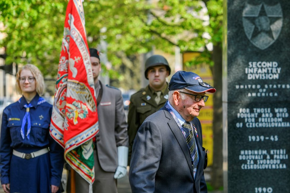 Pietního aktu na Chodském náměstí se zúčastnil i veterán Herman Geist.