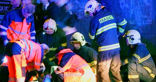 Záhadná smrt v Plzni: Muž se zřítil z mostu mezi kolemjdoucí