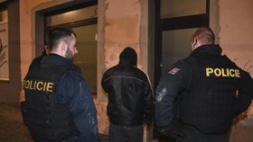 K nahlášené střelbě v centru Plzně vyjížděli policisté se samopaly. Nakonec z toho byla rvačka sousedů.