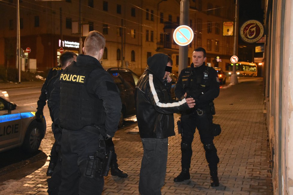 K nahlášené střelbě v centru Plzně vyjížděli policisté se samopaly. Nakonec z toho byla rvačka sousedů.