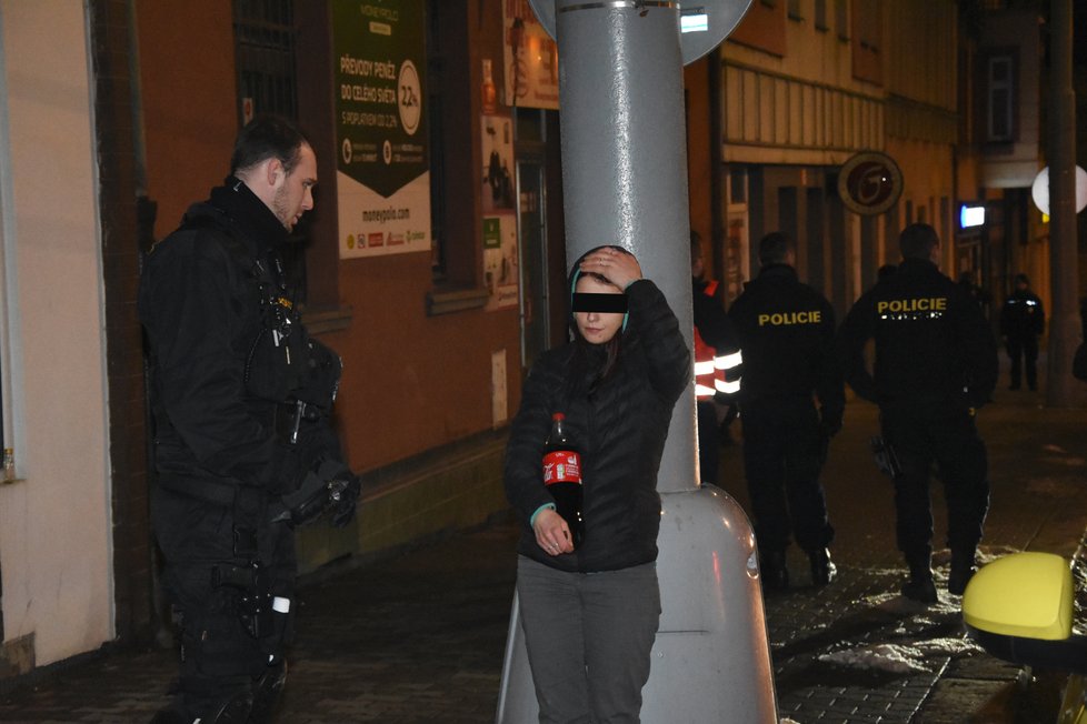 K nahlášené střelbě v centru Plzně vyjížděli policisté se samopaly. Nakonec z toho byla rvačka sousedů.