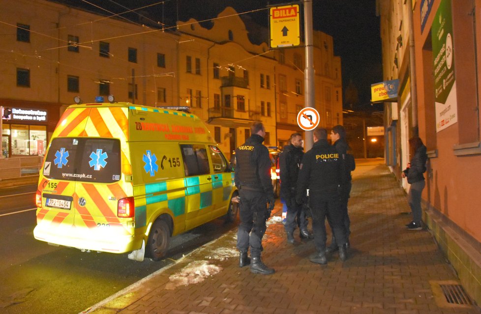 K nahlášené střelbě v centru Plzně vyjížděli policisté se samopaly. Nakonec z toho byla rvačka sousedů.