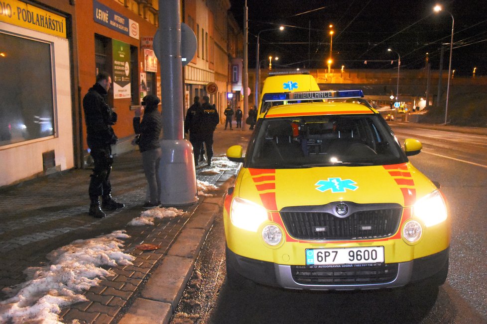 K nahlášené střelbě v centru Plzně vyjížděli policisté se samopaly. Nakonec z toho byla rvačka sousedů.