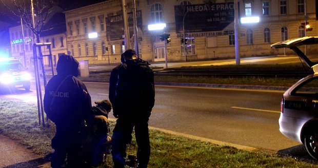 Střelba v Plzni: Cizinec vytáhl pistoli a bezdůvodně začal pálit kolem sebe