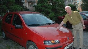 Vlastimil Leška ukazuje poničený sloupek u svého auta. 