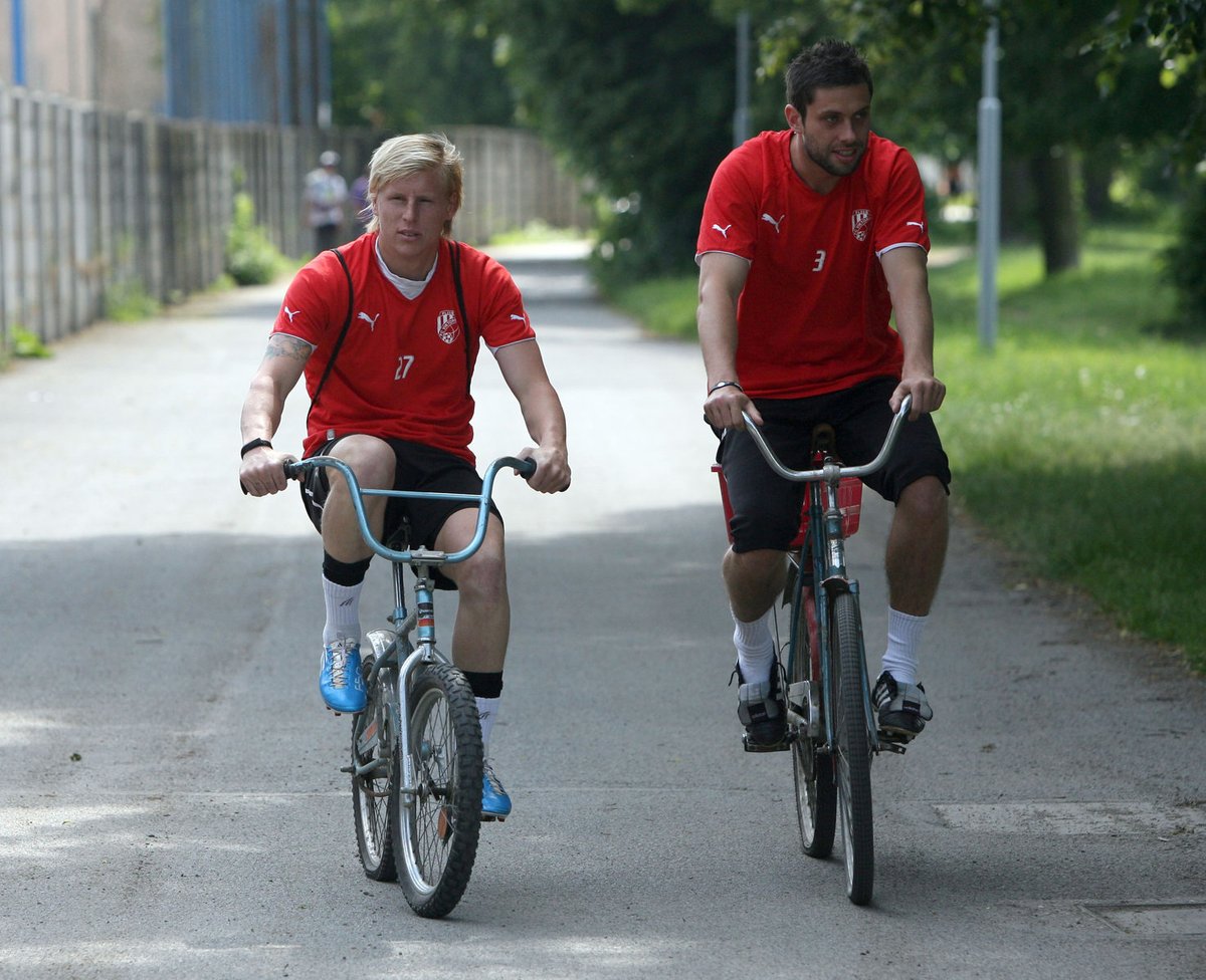 Rajtoral (vlevo) a Brezinský na svých obstarožních plečkách.