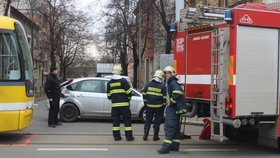 V centru Plzně se srazilo auto s tramvají.