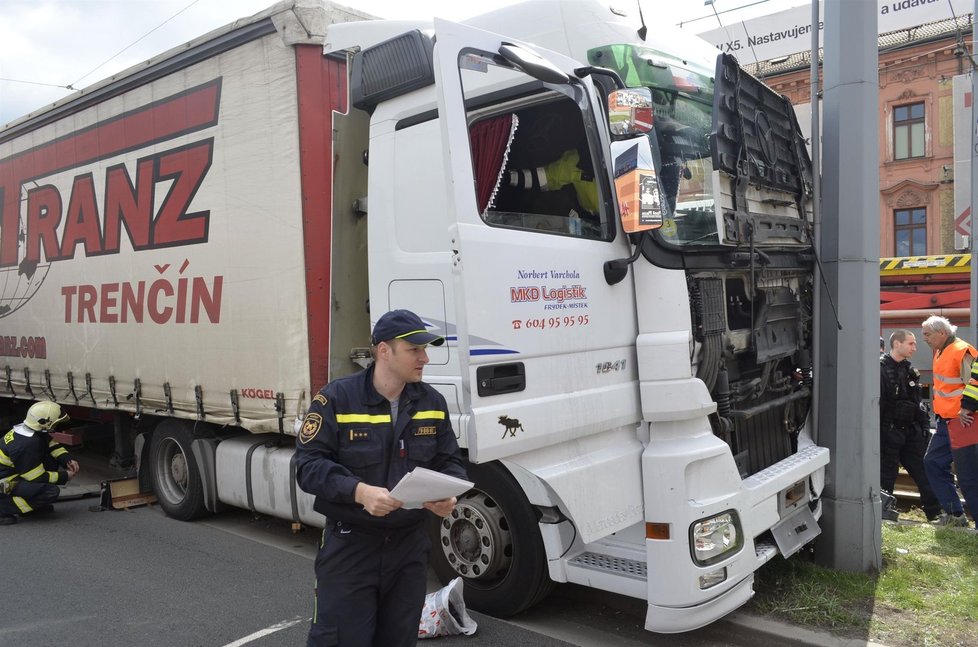 V Plzni se srazily tramvaj a kamion, jeho řidič je vážně zraněný.