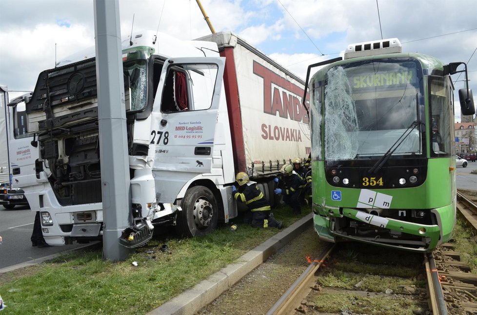 V Plzni se srazily tramvaj a kamion, jeho řidič je vážně zraněný.