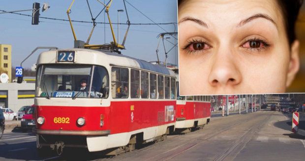 Ženě v plzeňské tramvaji poleptali oči! Řidič prosby o pomoc ignoroval.