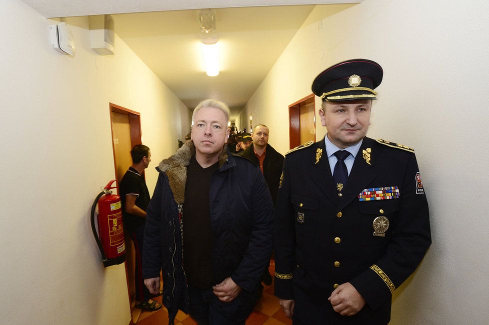 Policisté v čele s ministrem vnitra Milanem Chovancem a policejním prezidentem Tomášem Tuhým kontrolovali cizince na ubytovnách v Plzni.