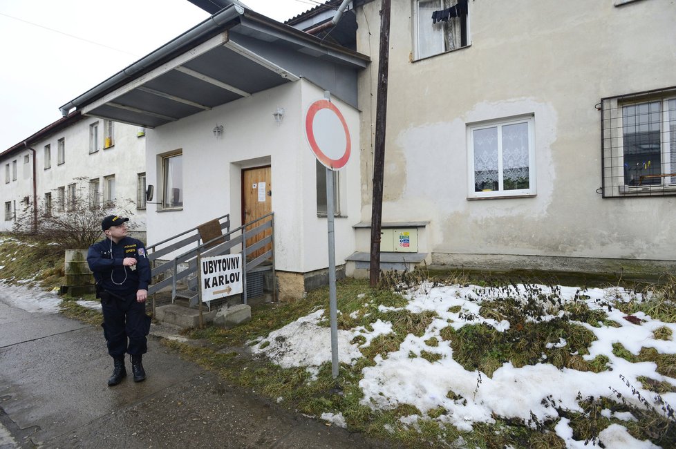 Policisté v čele s ministrem vnitra Milanem Chovancem a policejním prezidentem Tomášem Tuhým kontrolovali cizince na ubytovnách v Plzni.