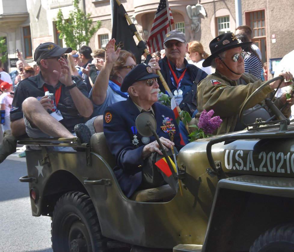 Belgický veterán Louis Gihoul (94) jel v koloně historické vojenské techniky Convoy of Liberty v Plzni.