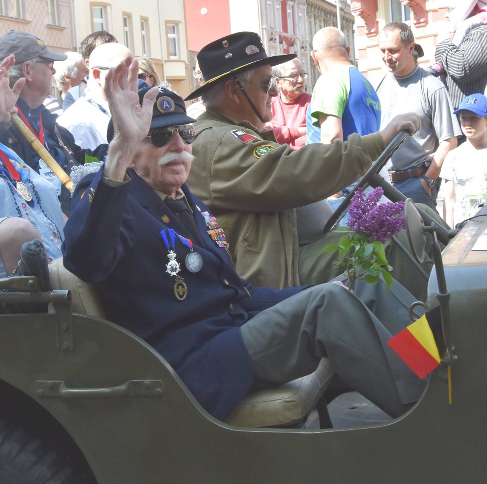 Belgický veterán Louis Gihoul (94) jel v koloně historické vojenské techniky Convoy of Liberty v Plzni