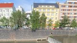 Muž vylezl v Plzni na jez Radbuzy a zavřela se nad ním voda: Utopence našli za hodinu a půl