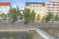 Muž vylezl v Plzni na jez Radbuzy a zavřela se nad ním voda: Utopence našli za hodinu a půl