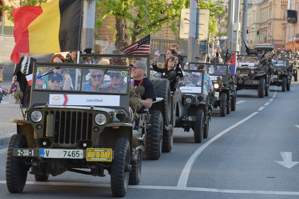 V Plzni slaví už od čtvrtka. I jízdou vojenských historických vozidel s veterány.