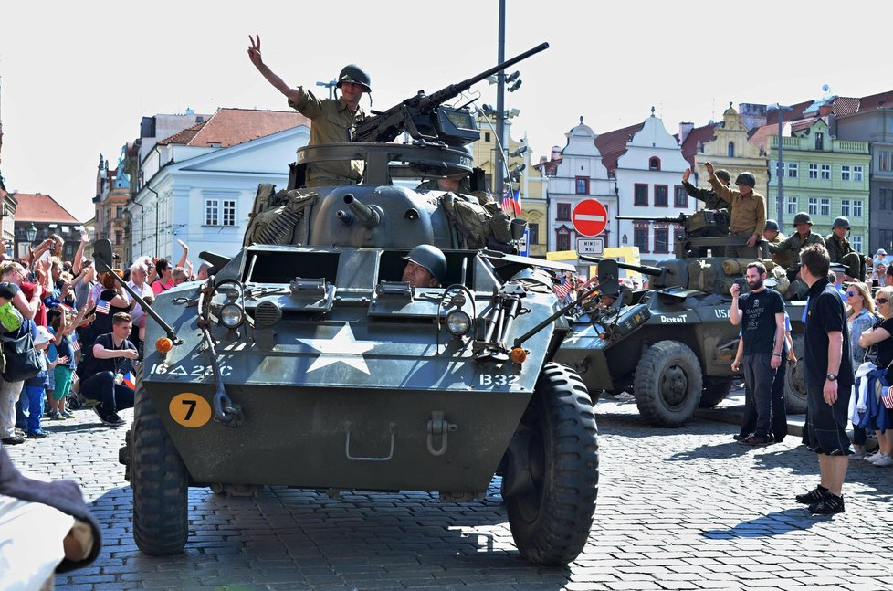 V Plzni slaví už od čtvrtka. I jízdou vojenských historických vozidel s veterány.