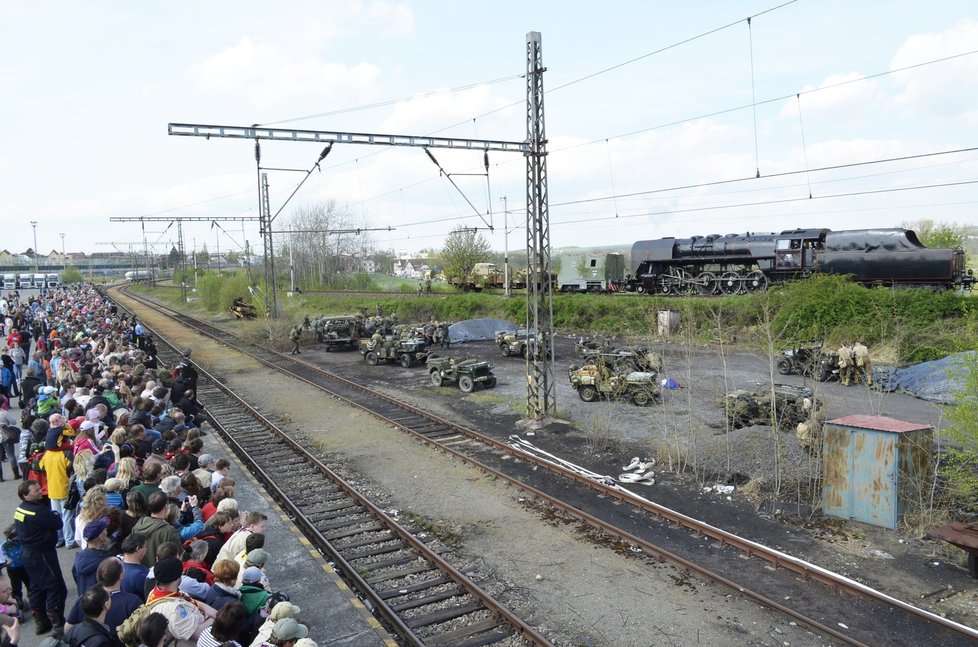 Na vlak zaútočil v Plzni–Koterově americký letoun. K němu se přidali američtí vojáci a čeští dobrovolníci.