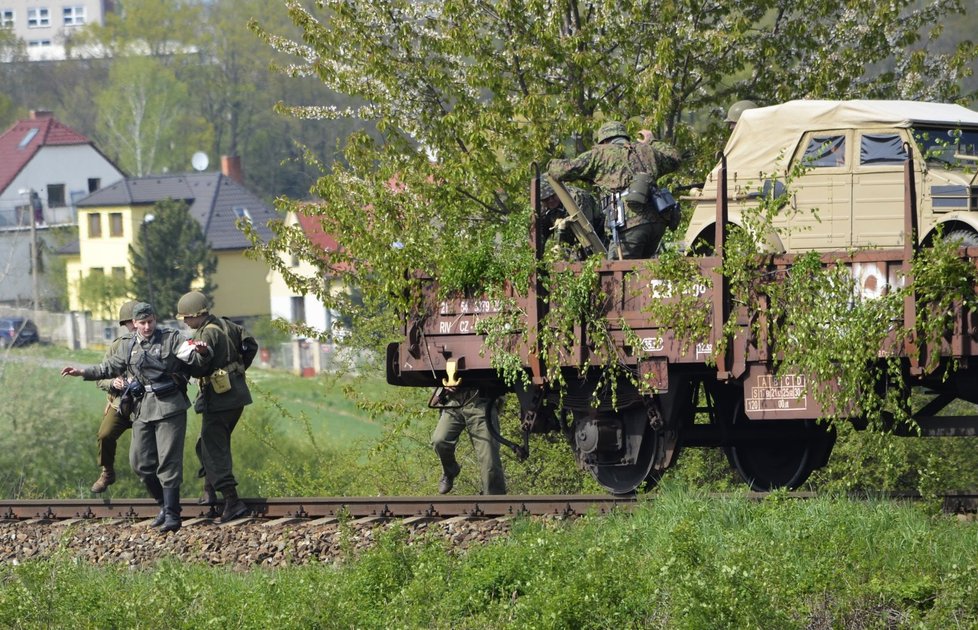 Na vlak zaútočil v Plzni–Koterově americký letoun. K němu se přidali američtí vojáci a čeští dobrovolníci.