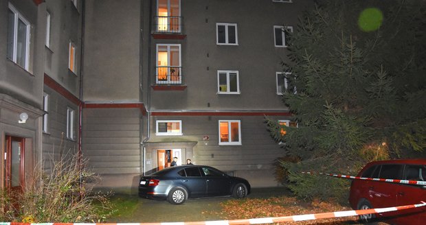 Děsivé! Manželka našla v bytě v Plzni muže s probodnutým krkem