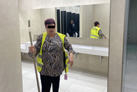 Kuriózní WC na nádraží v Plzni: Páni se při „akci" odrážejí v zrcadle, dámy mohou koukat