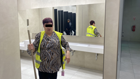 Kuriózní WC na nádraží v Plzni: Páni se při „akci" odrážejí v zrcadle, dámy mohou koukat