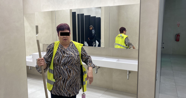 Toaletářka při focení figuranta okamžitě zakročila a bránila jeho soukromí.
