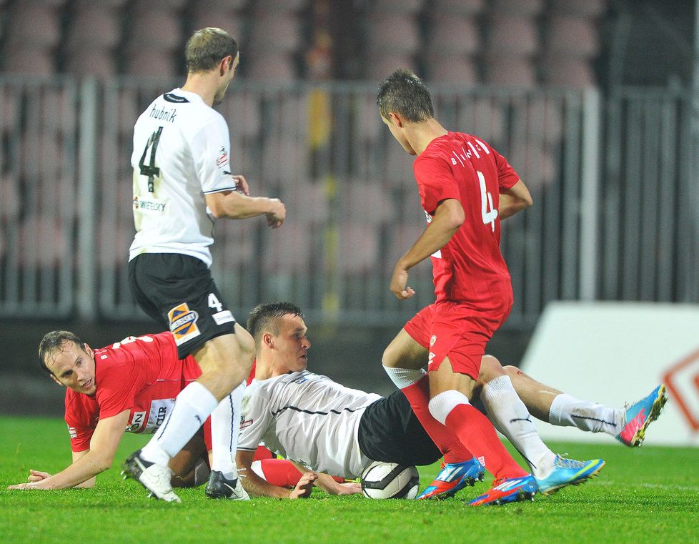 Souboj Košťála s Teclem, který sudí Franěk posoudil jako penaltový.