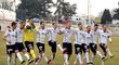 Fotbalisté Viktorie Plzeň slavili své vítězství na Dukle tradičními tanečky
