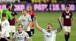 Fotbalisté Plzně nadšeně slaví vítězství nad Spartou