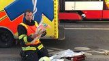 Tramvaj v Řepích srazila chodkyni. Ženu vyprostili hasiči