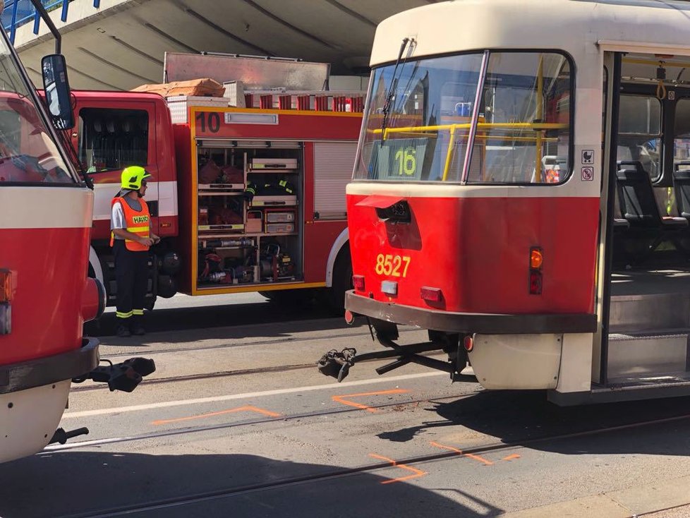 U Anděla se srazily dvě tramvaje.