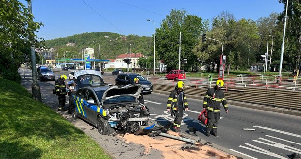 Policejnímu vozu, které jelo se zapnutými majáky, vjel do cesty jiný vůz. Aby zabránil přímému střetu, strhl policista volant do semaforu. (1. květen 2025)