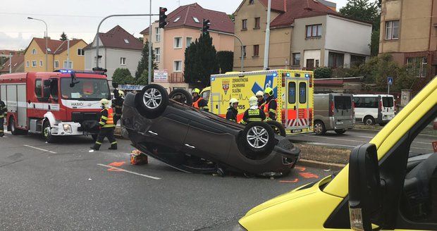 Vážná nehoda v Plzeňské: Auto skončilo na střeše! Posádka se dostala ven sama