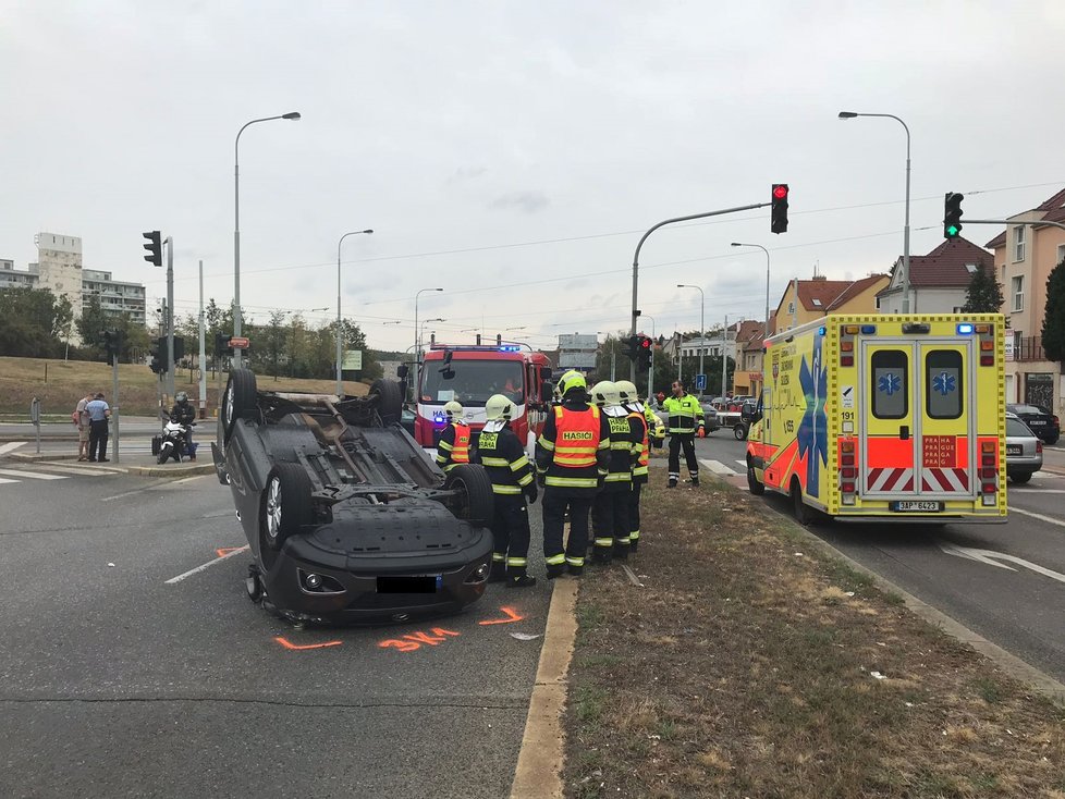 V Plzeňské skončilo při nehodě auto na střeše.