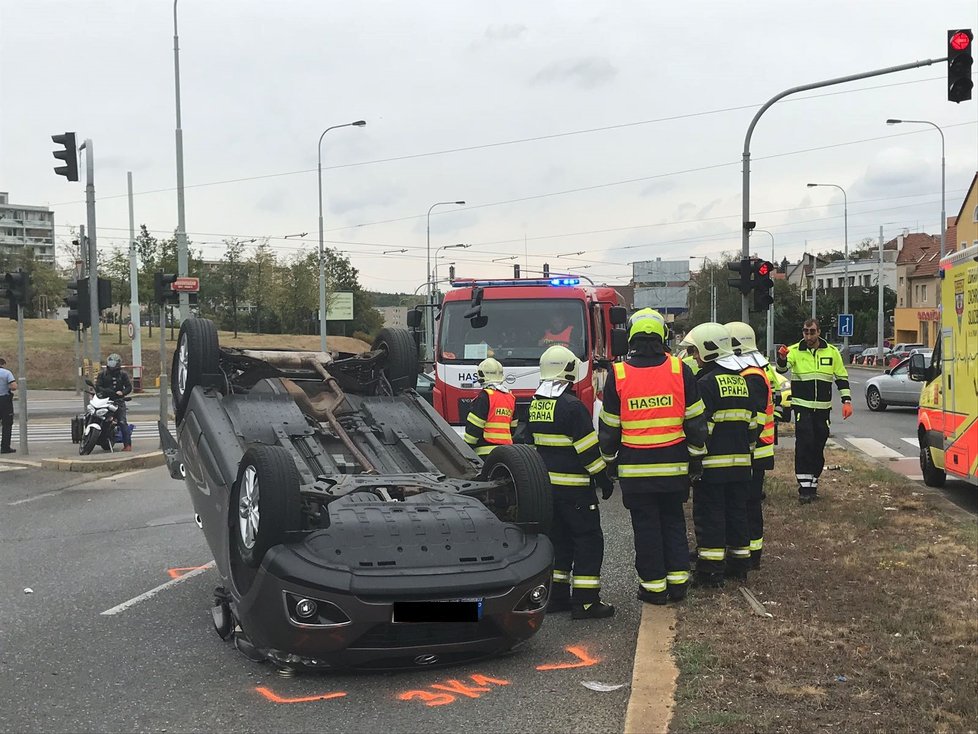 V Plzeňské skončilo při nehodě auto na střeše.