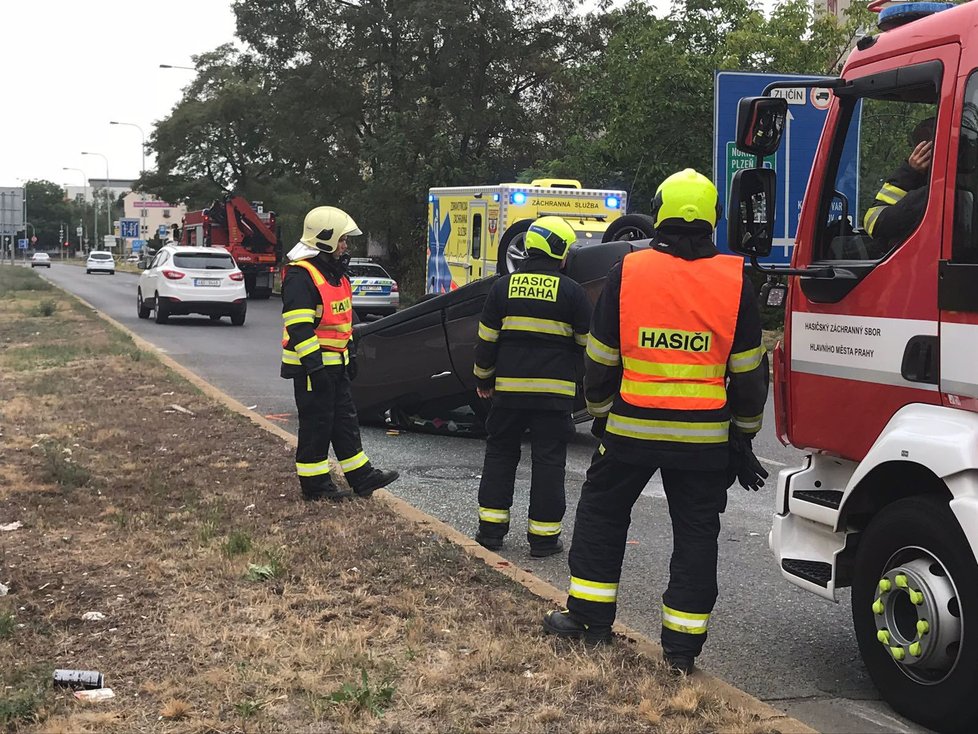 V Plzeňské skončilo při nehodě auto na střeše.