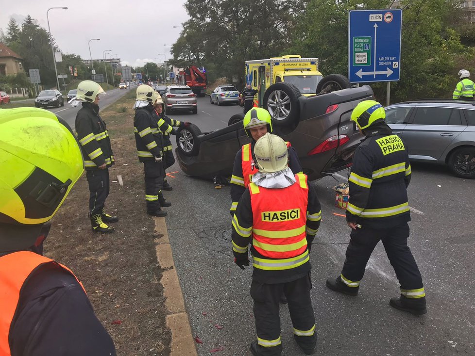 V Plzeňské skončilo při nehodě auto na střeše.