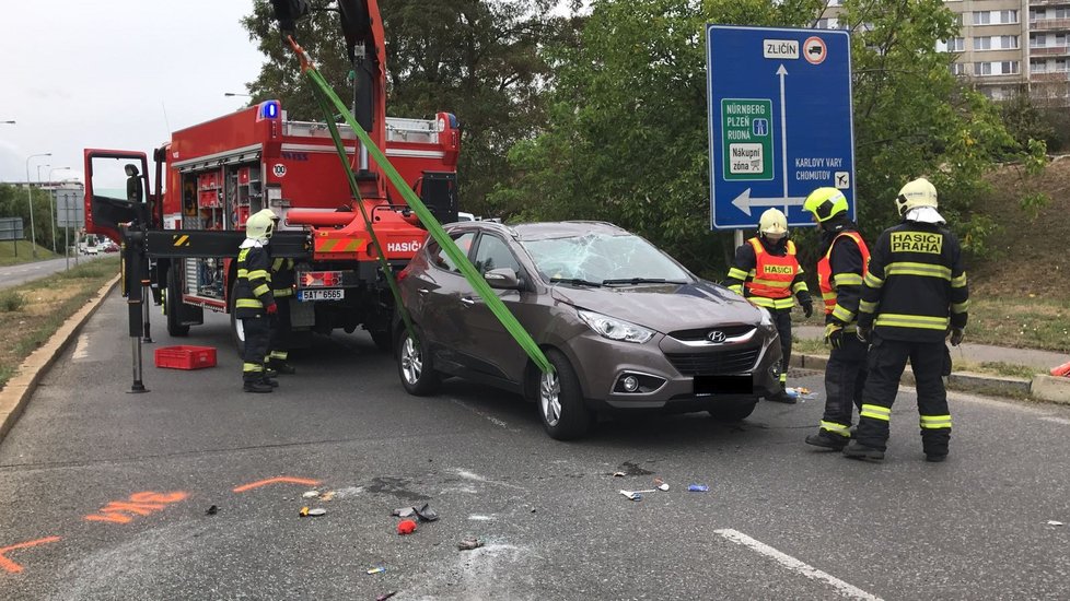 V Plzeňské ulici skončilo auto na střeše.