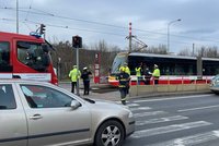 Tragédie v Motole: Kousek pod nemocnicí srazila tramvaj chodce (†44), zraněním podlehl