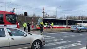 Na tramvajové zastávce Motol došlo ke smrtelné nehodě. Tramvaj zde usmrtila chodce. (4. duben 2022)