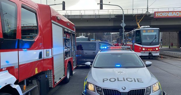 Na tramvajové zastávce Motol došlo ke smrtelné nehodě. Tramvaj zde usmrtila chodce. (4. duben 2022)