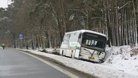 Autobus s předškolními dětmi skončil v příkopu